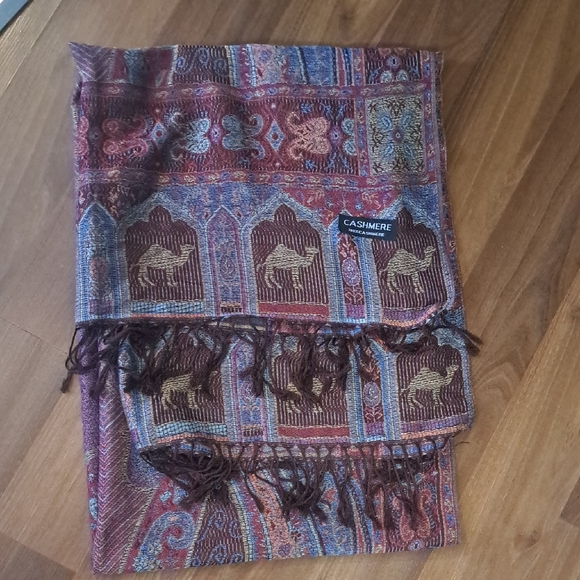 100% Cashmere Accessories - Elegant Paisley Cashmere Scarf - Multicolor. Camels And Tassles